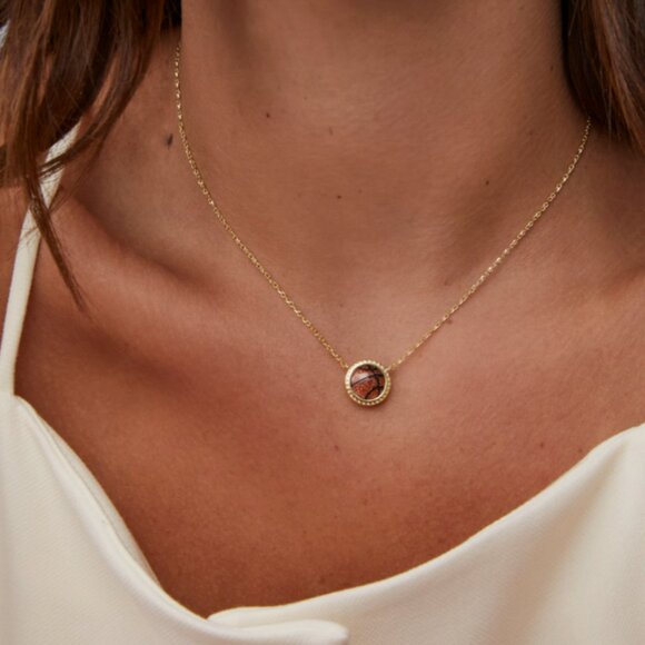 ✨Kendra Scott Basketball Gold Short Pendant Necklace - Orange Goldstone💕 - Picture 3 of 3